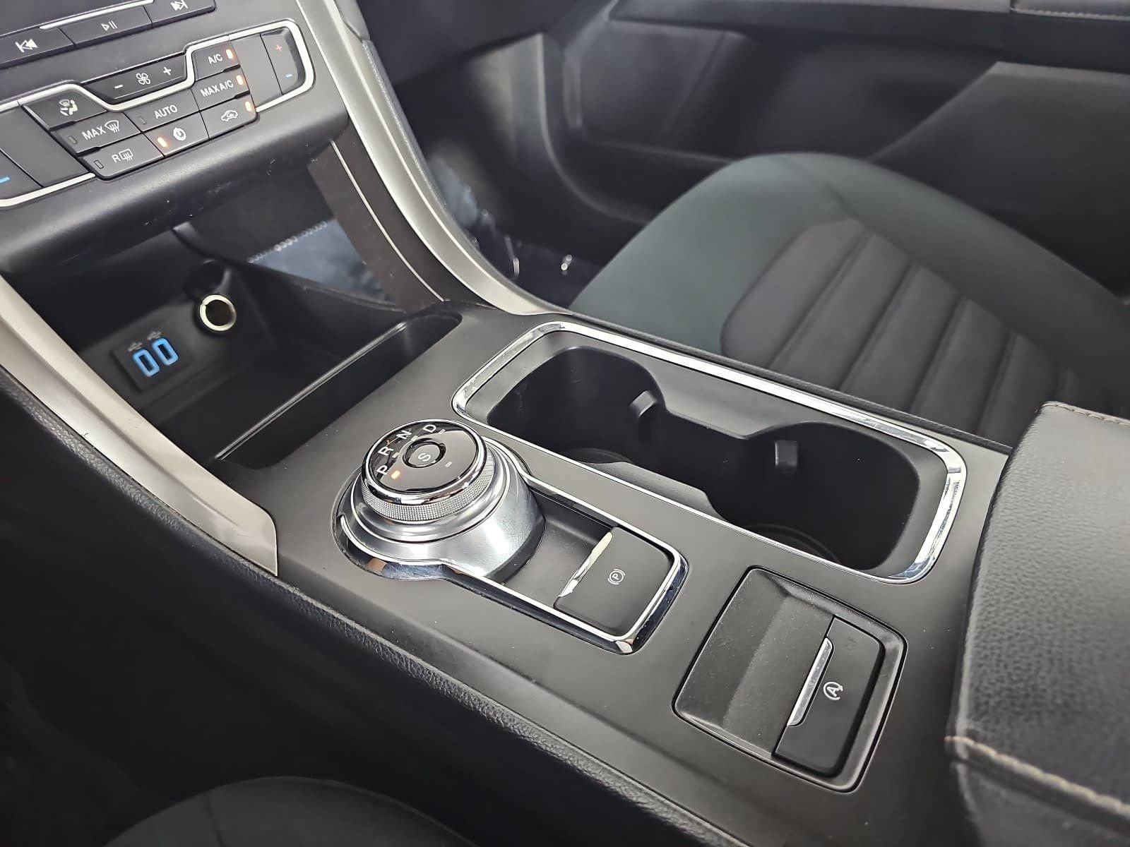 Used 2019 Ford Fusion SE FWD image 23