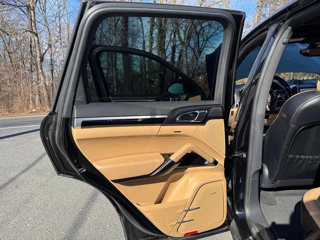 Used 2017 Porsche Cayenne Platinum Edition w/ Premium Package (PJV) AWD/4WD image 35