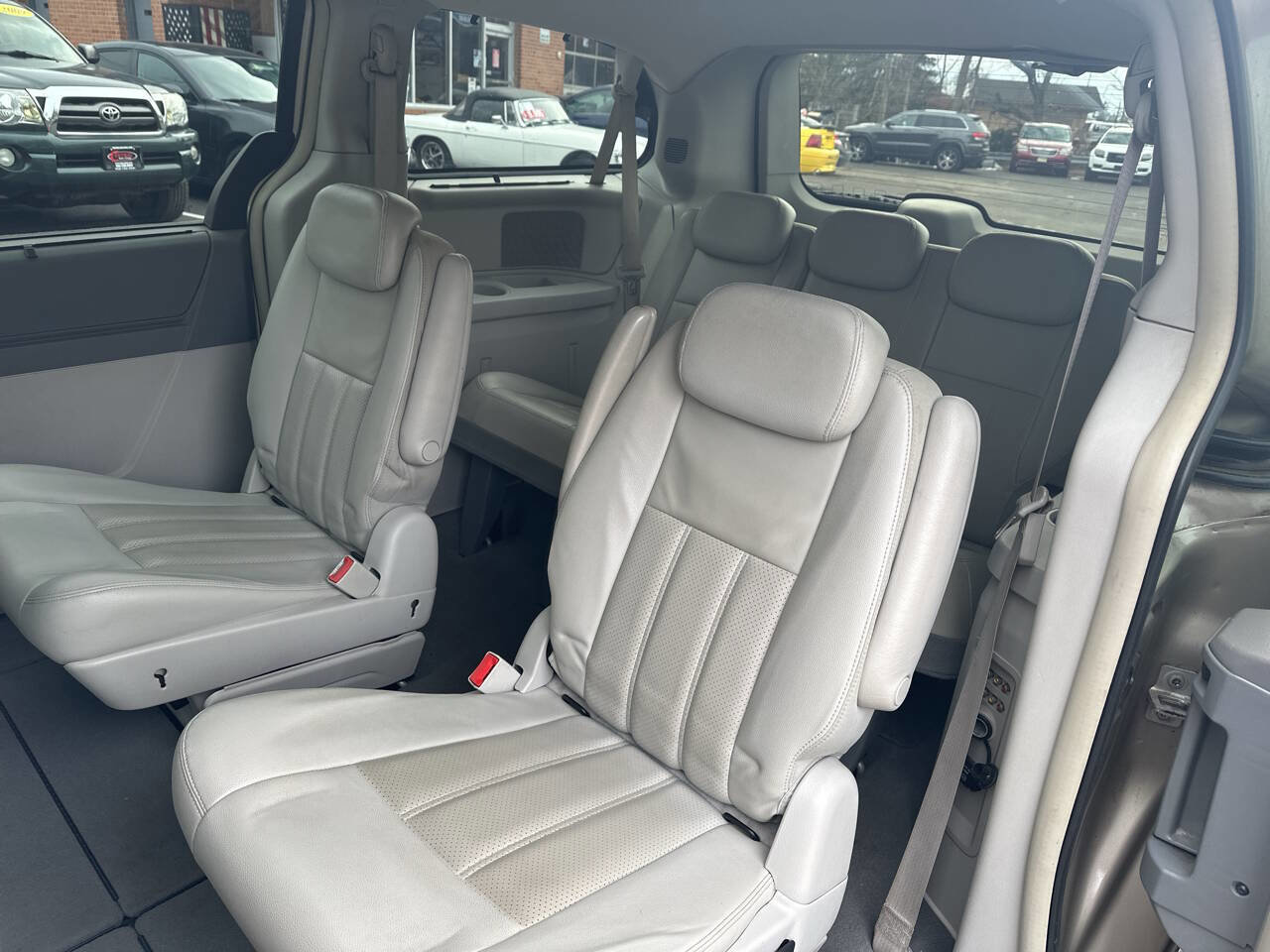 Used 2009 Chrysler Town & Country Touring image 15