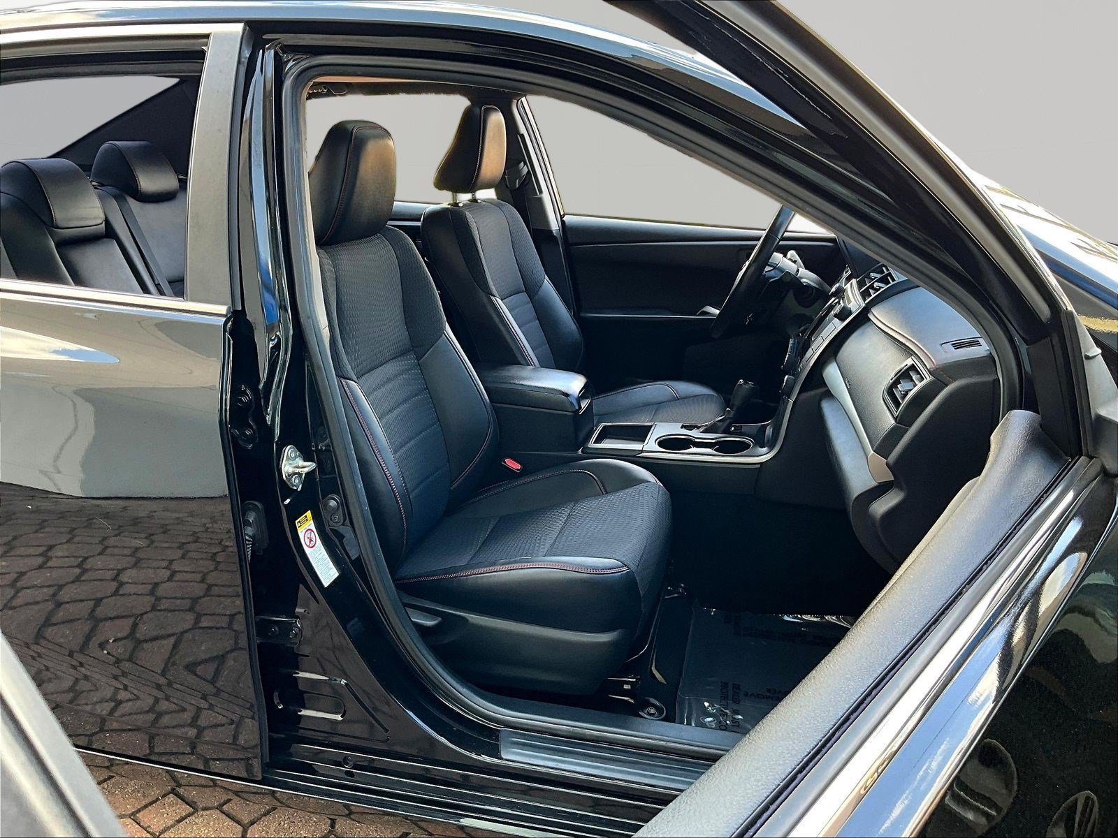 Used 2015 Toyota Camry SE w/ Moonroof Package FWD image 27