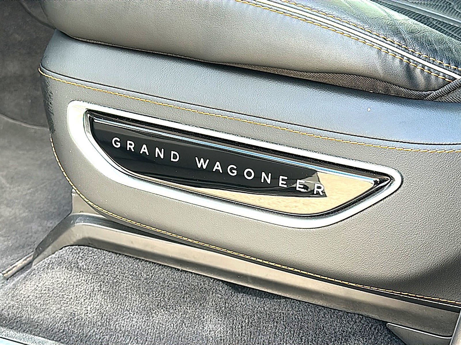 Used 2023 Jeep Grand Wagoneer Series III AWD/4WD image 15