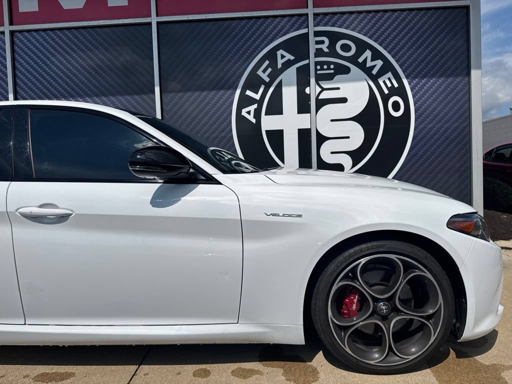 Used 2022 Alfa Romeo Giulia Veloce AWD/4WD image 3