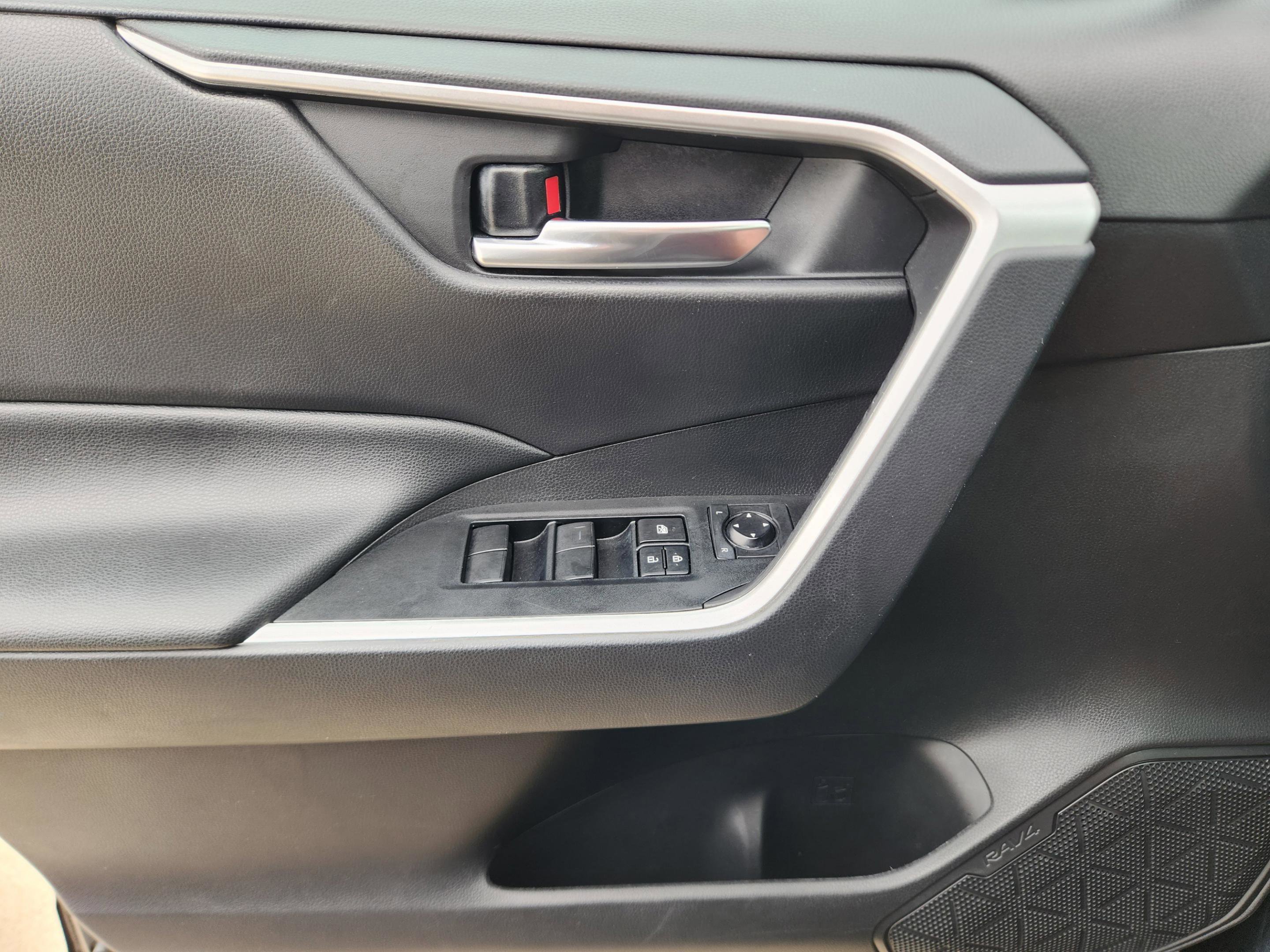 Used 2021 Toyota RAV4 XLE w/ Convenience Package image 15