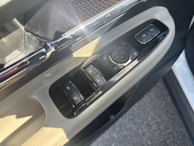 Used 2025 Lincoln Corsair Premiere image 17