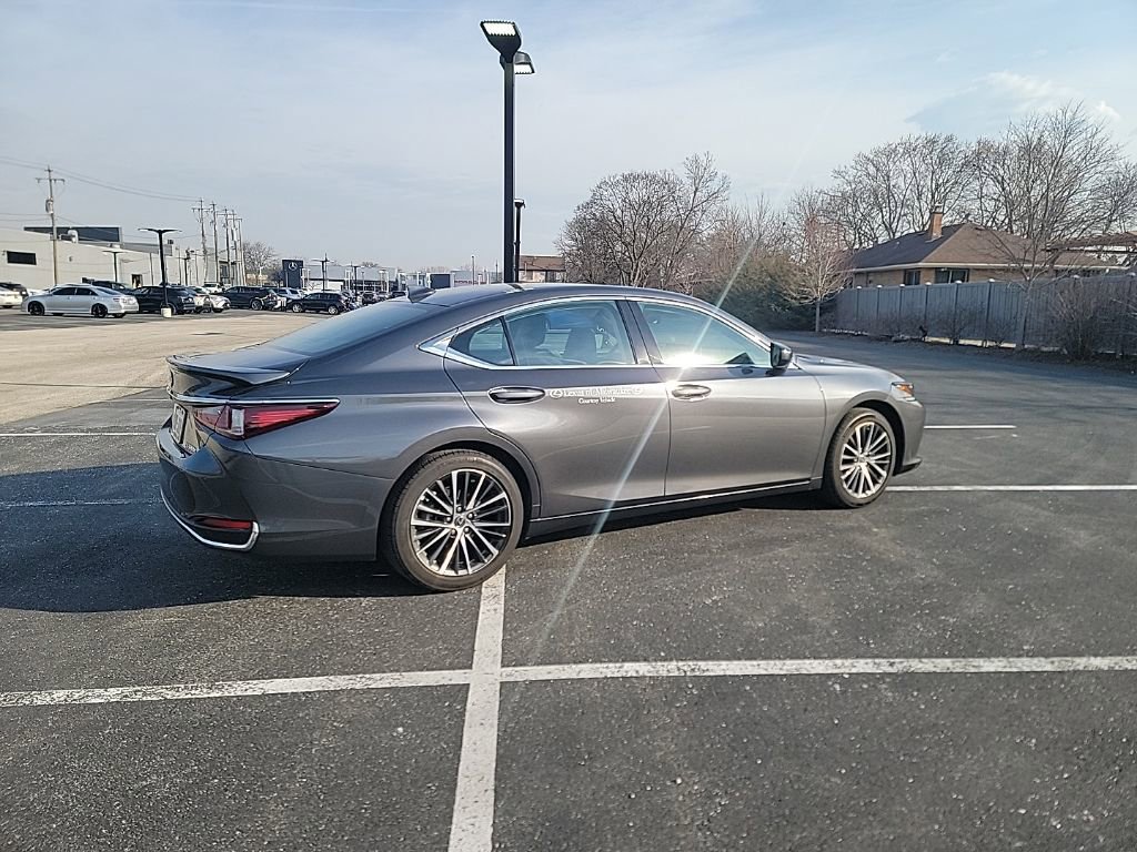 Used 2025 Lexus ES 300h w/ Premium Package image 4