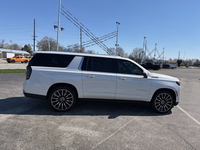 Used 2025 Chevrolet Suburban High Country image 17