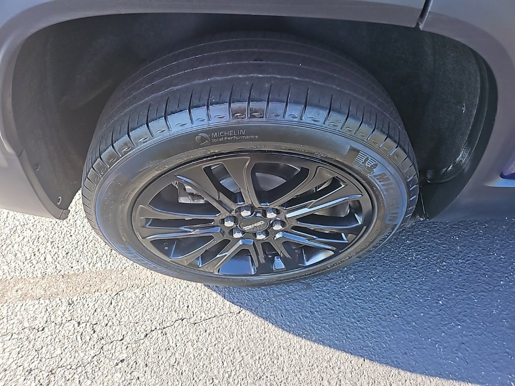 Used 2023 GMC Acadia SLT w/ Elevation Edition image 11