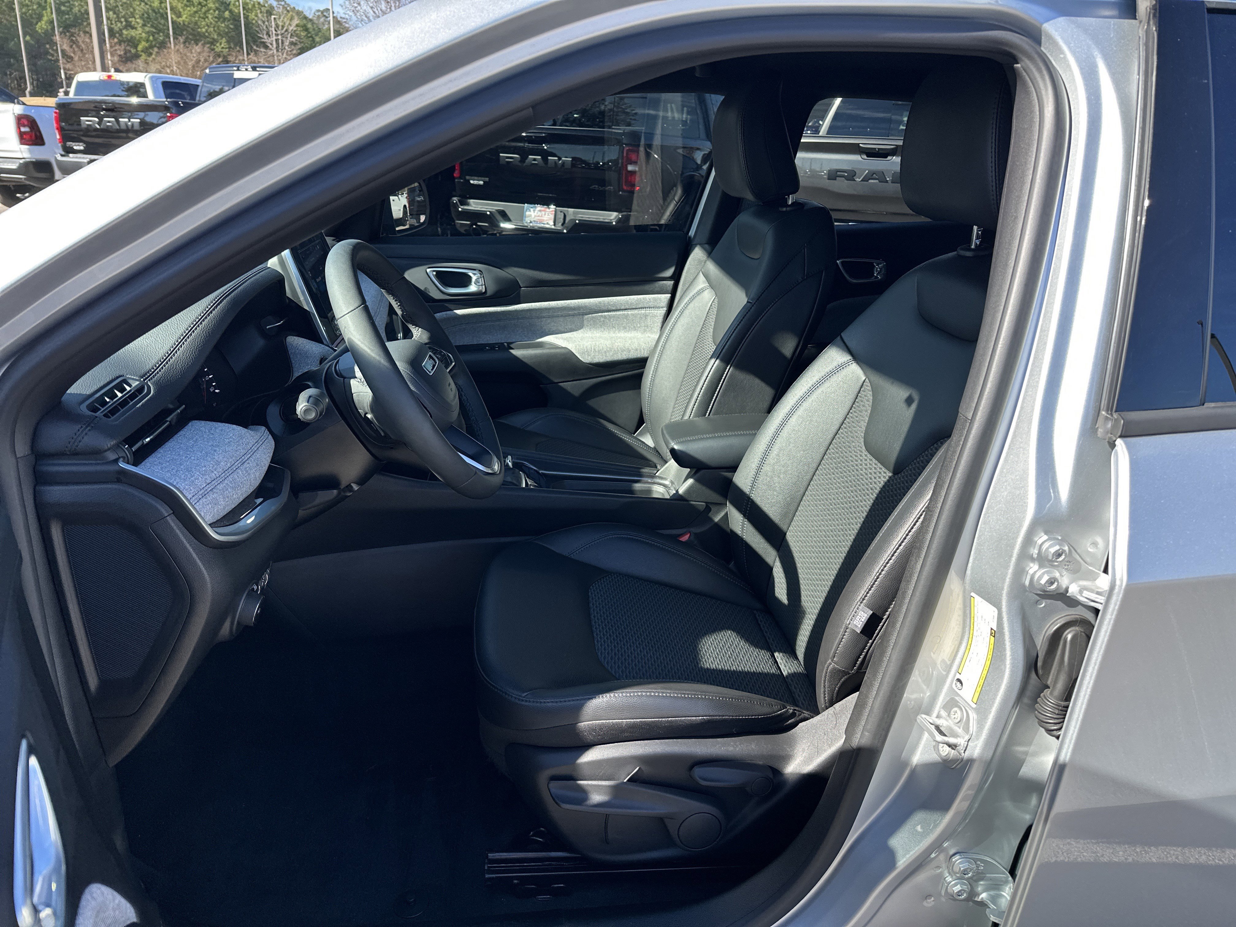 Used 2025 Jeep Compass Latitude image 9