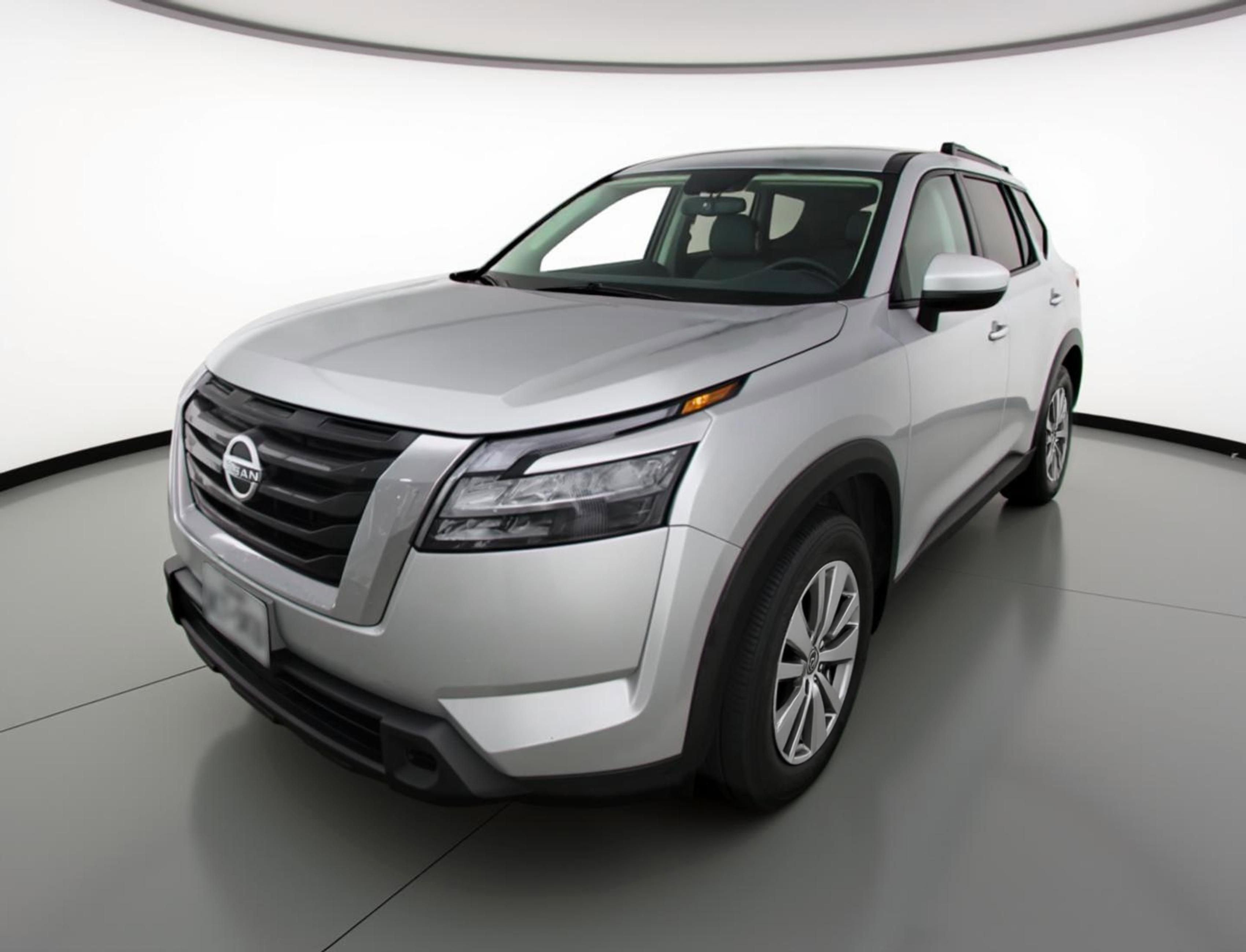 Used 2025 Nissan Pathfinder SV image 3