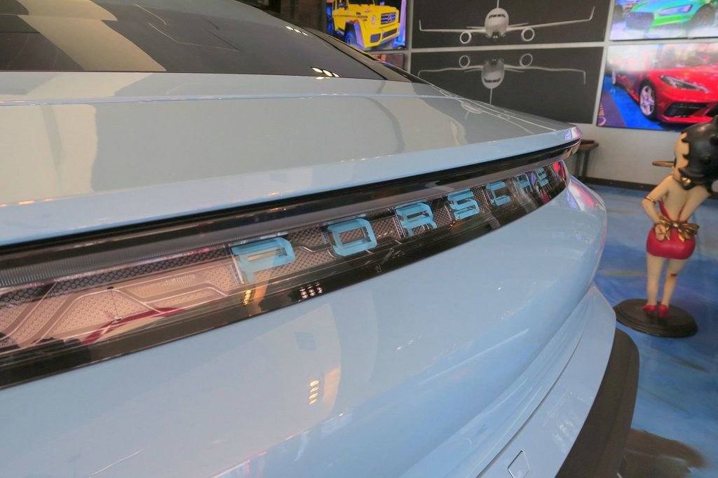 Used 2022 Porsche Taycan image 33