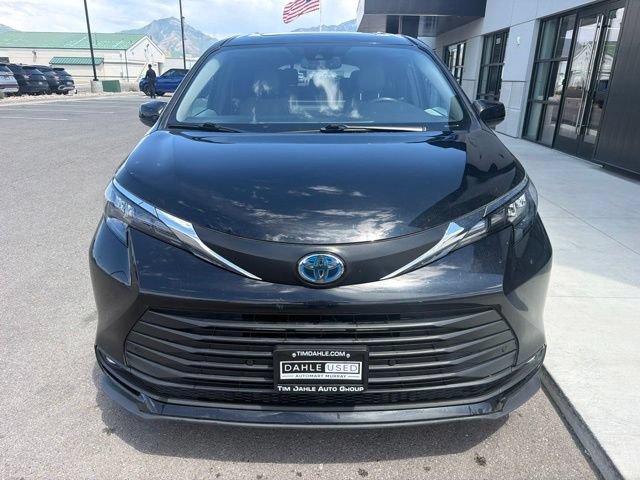 Used 2025 Toyota Sienna XLE FWD image 2