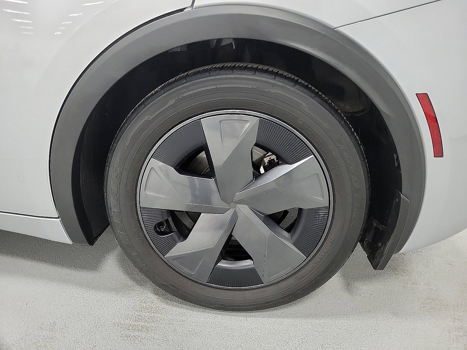 Certified 2025 Toyota Prius LE FWD image 8