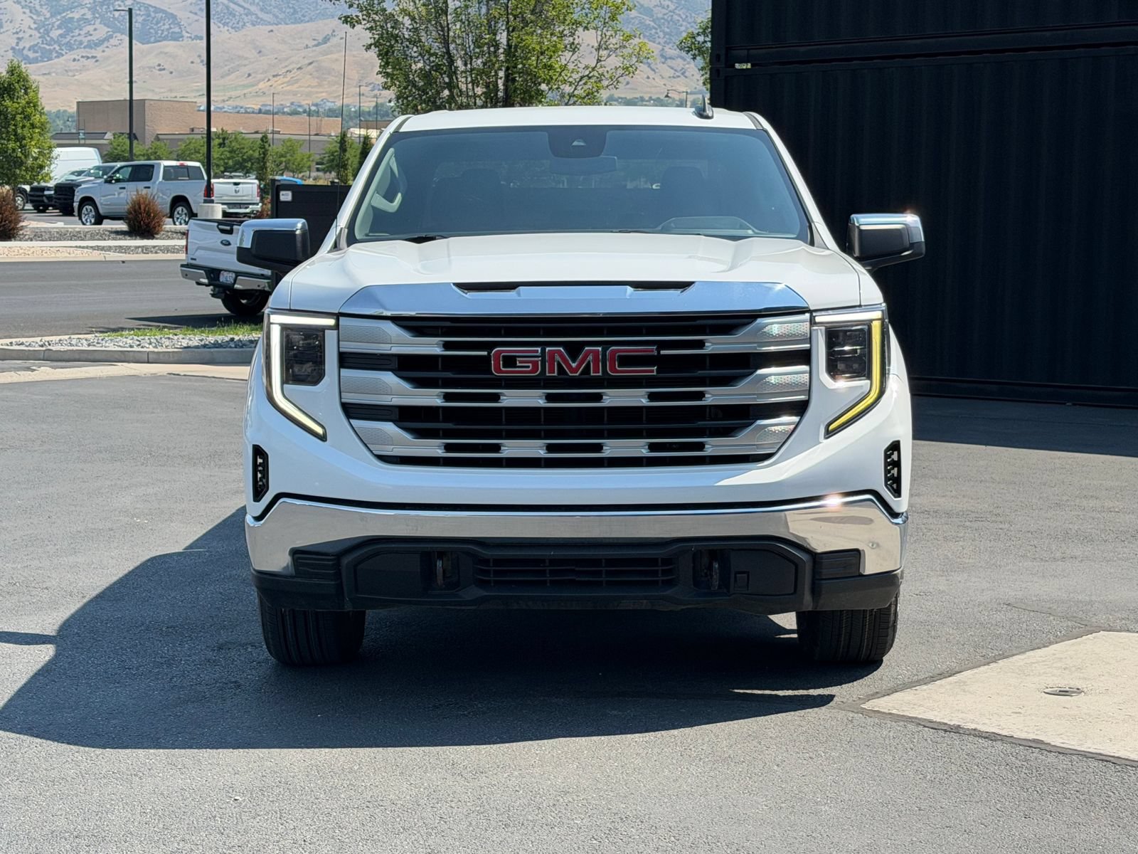 Used 2022 GMC Sierra 1500 SLE w/ X31 Off-Road Package AWD/4WD image 2