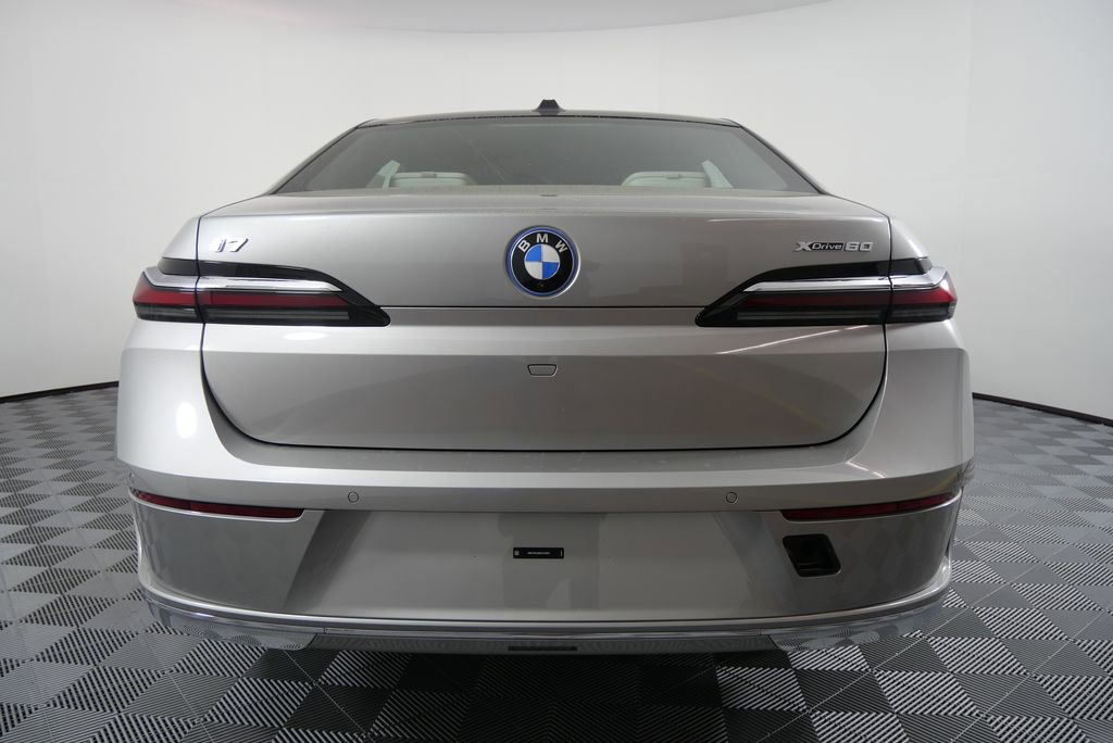 Used 2025 BMW i7 xDrive60 w/ Premium Package image 4