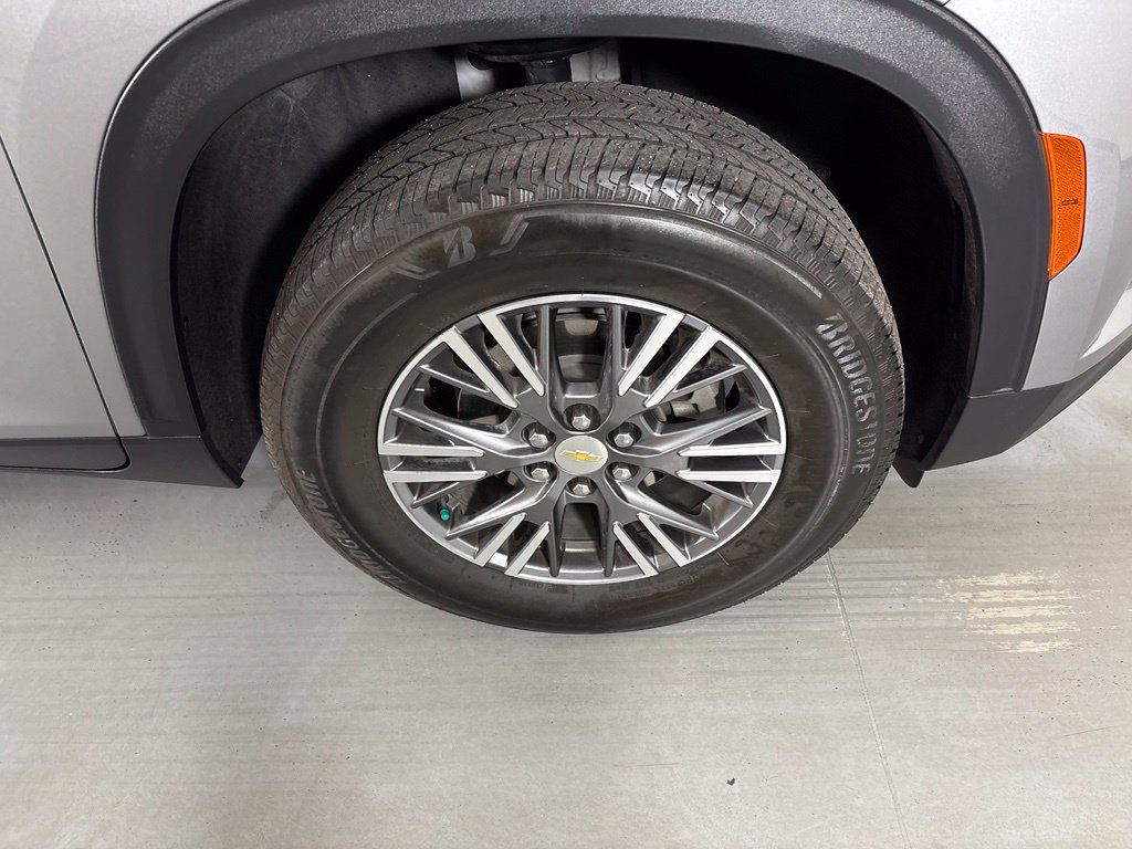 Used 2025 Chevrolet Traverse LT FWD image 11
