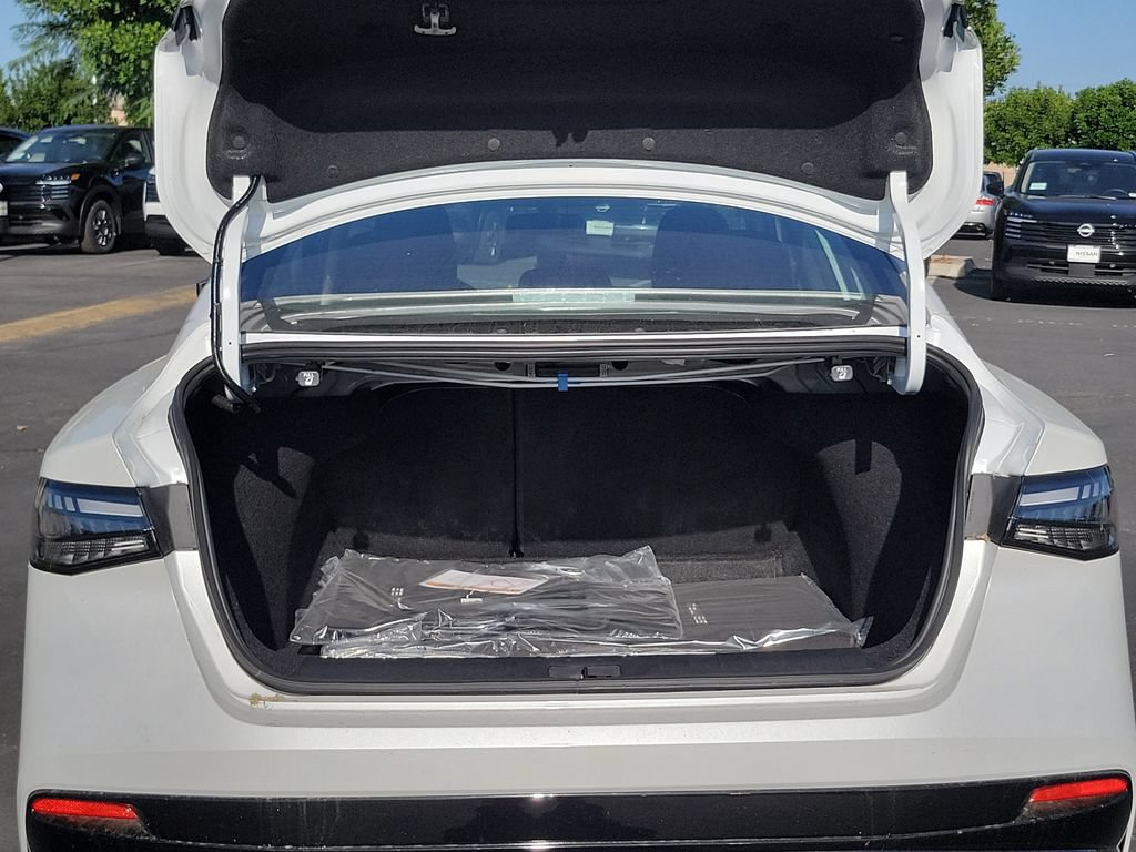 New 2027 Nissan Sentra SR w/ Floor Mat Package FWD image 15