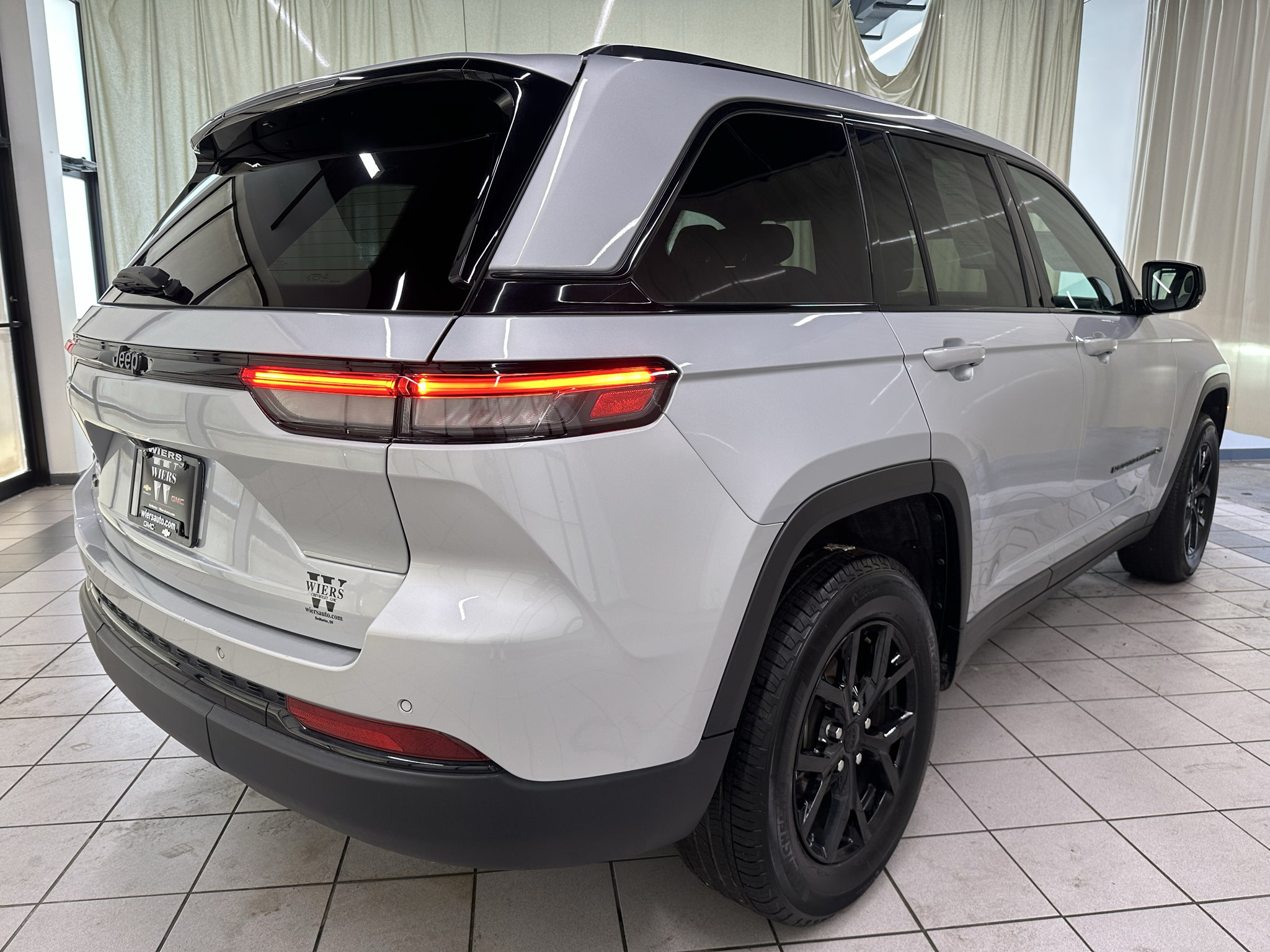 Used 2025 Jeep Grand Cherokee Altitude AWD/4WD image 5