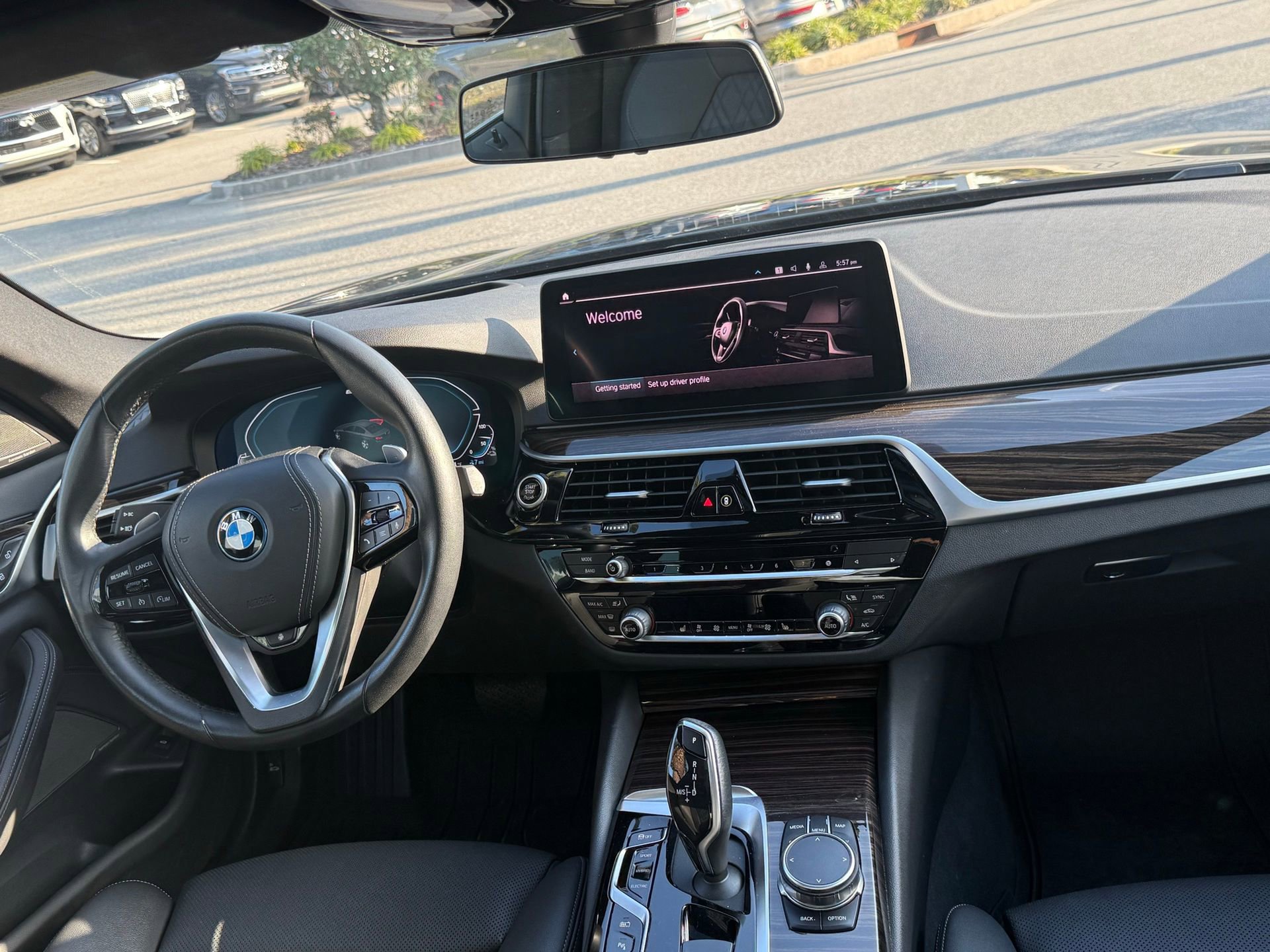 Used 2023 BMW 530e xDrive w/ Premium Package image 4