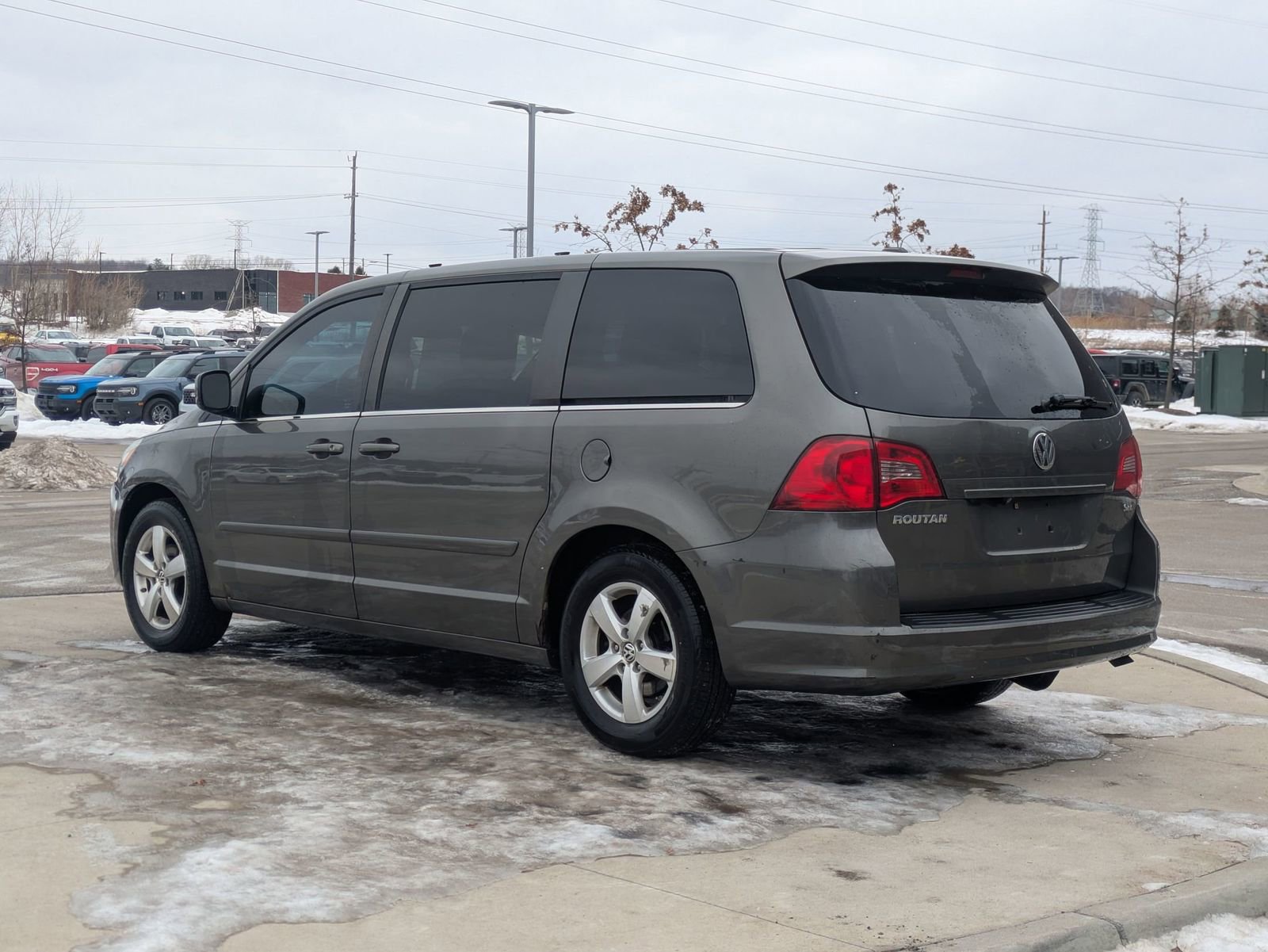 Used 2010 Volkswagen Routan SEL image 3