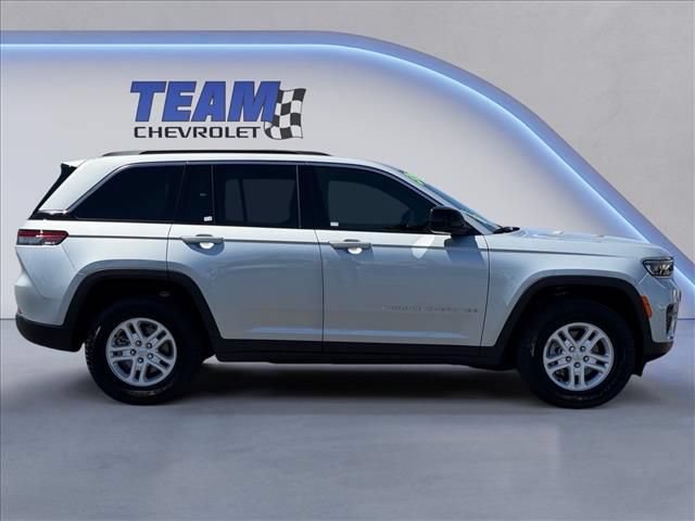 Used 2025 Jeep Grand Cherokee Laredo w/ Trailer Tow Package AWD/4WD image 4