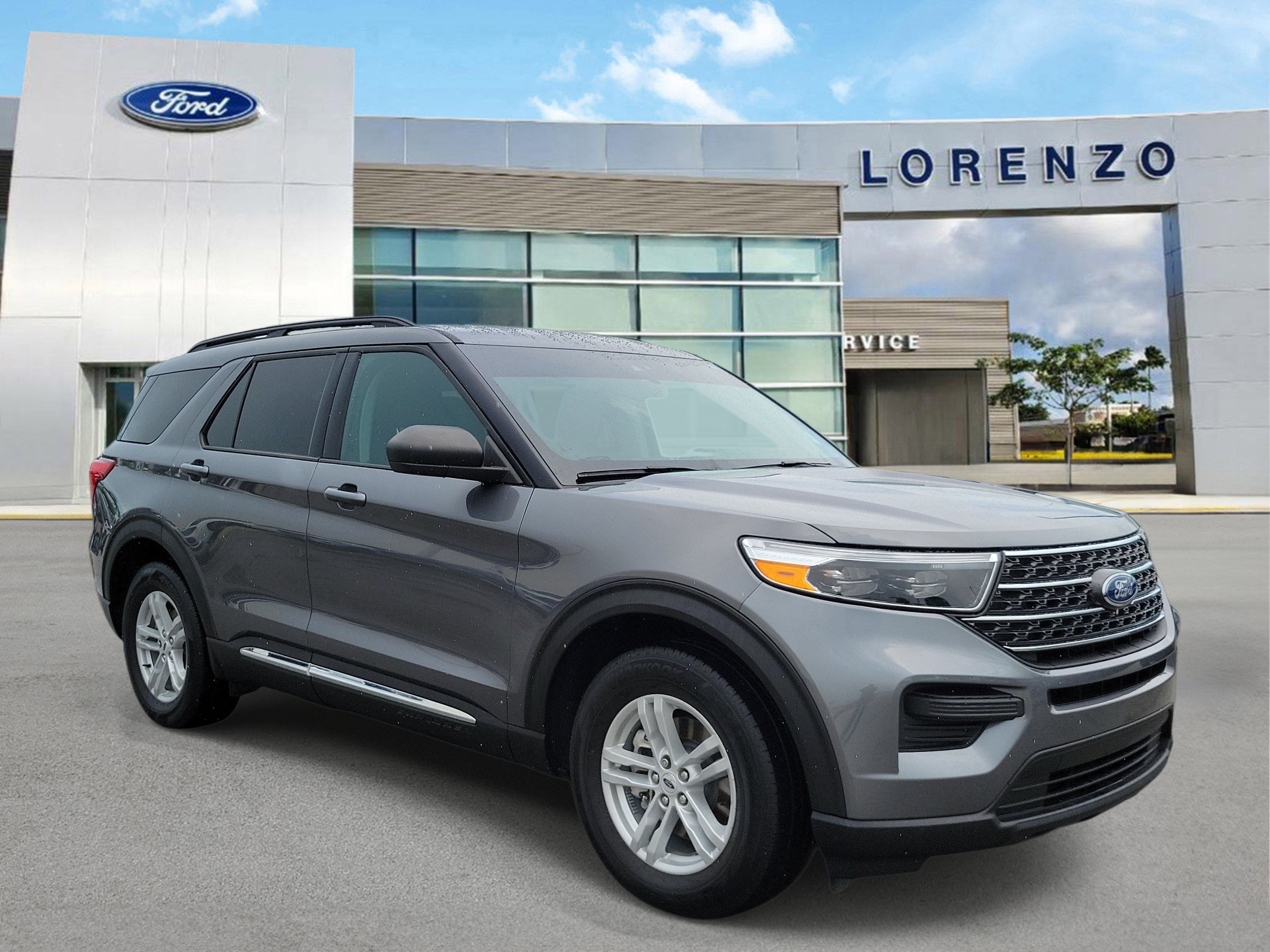 Certified 2024 Ford Explorer XLT RWD image 3