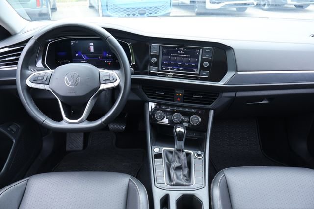 Certified 2022 Volkswagen Jetta SE w/ Panoramic Sunroof Package image 17