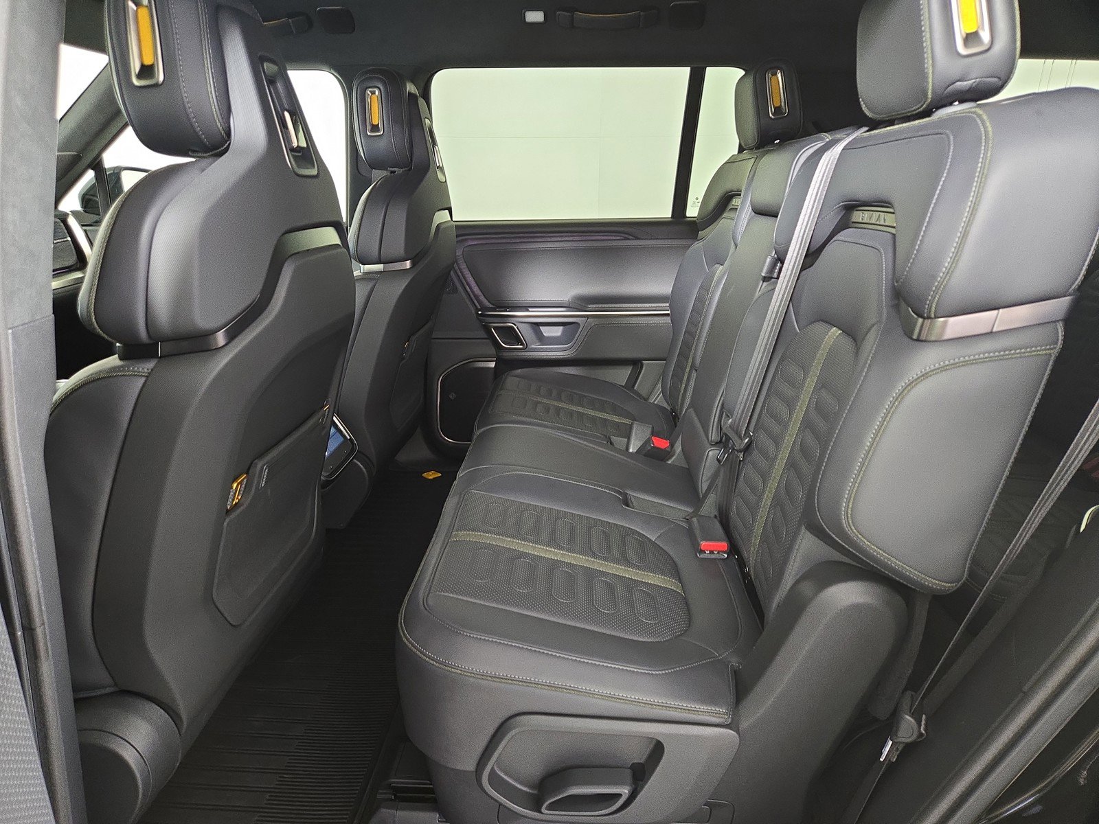 Used 2024 Rivian R1S Adventure image 21