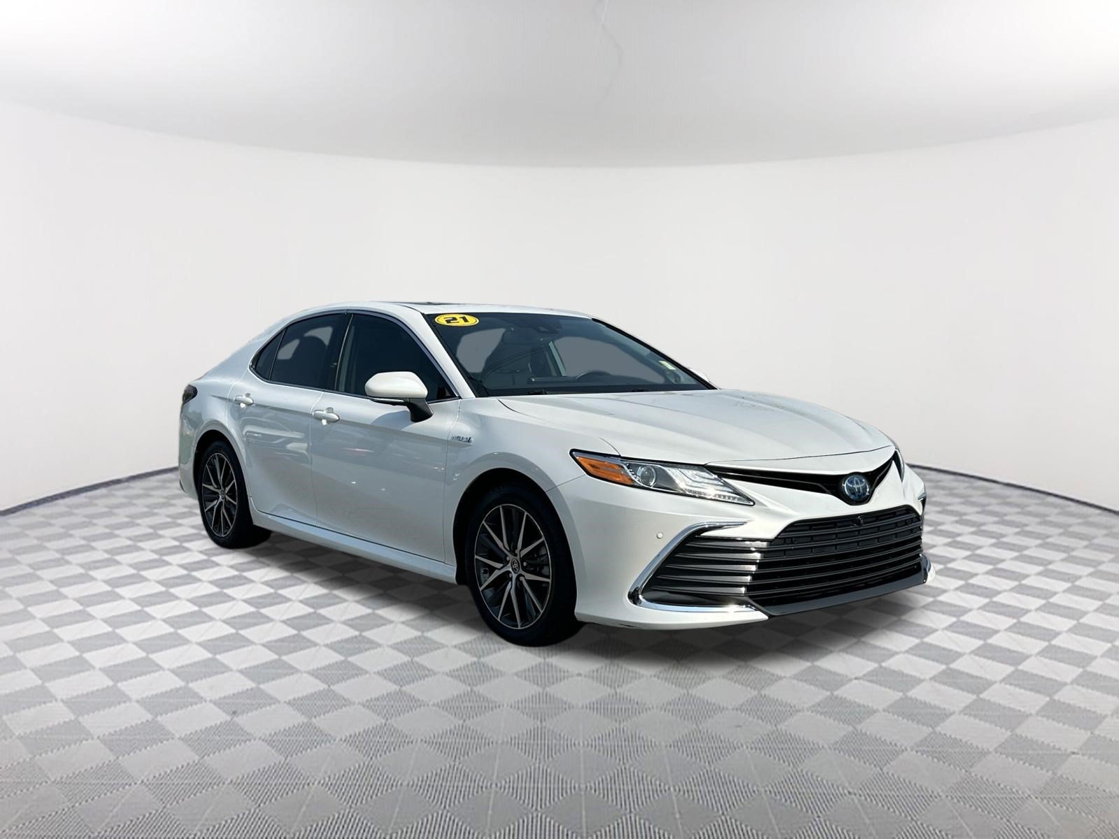 Used 2021 Toyota Camry XLE w/ Navigation Upgrade Package FWD image 3