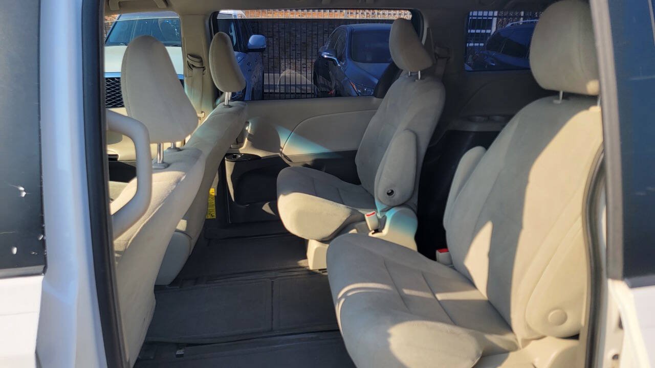 Used 2014 Toyota Sienna L FWD image 16