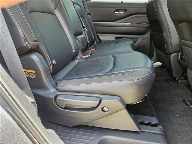 Used 2025 Nissan Pathfinder SL AWD/4WD image 19