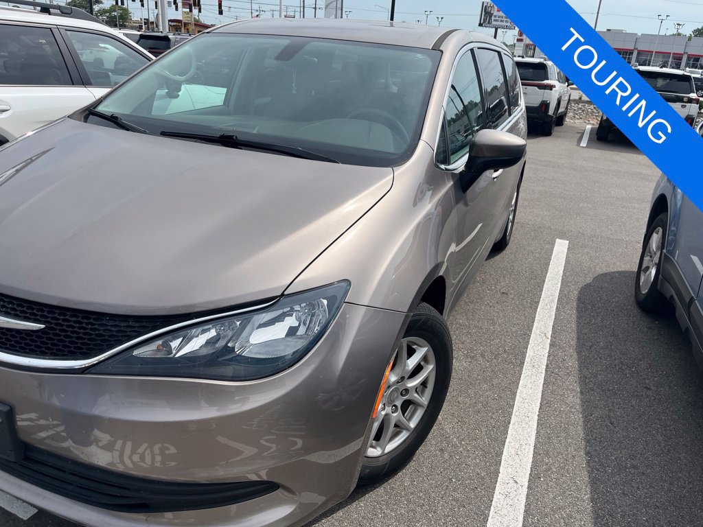 Used 2017 Chrysler Pacifica Touring FWD image 2