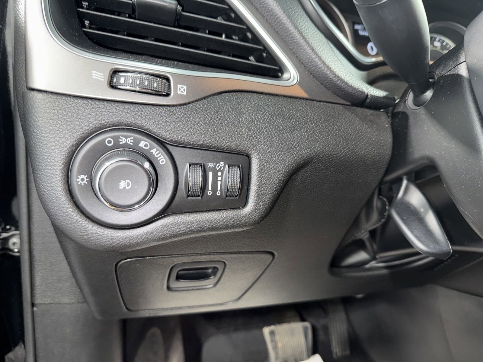 Used 2019 Jeep Cherokee Latitude Plus w/ Cold Weather Group AWD/4WD image 34
