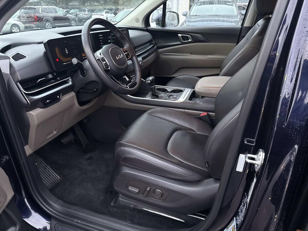 Used 2025 Kia Carnival image 17