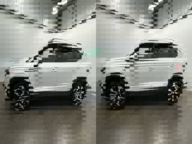 Certified 2022 Volkswagen Taos SE image 3