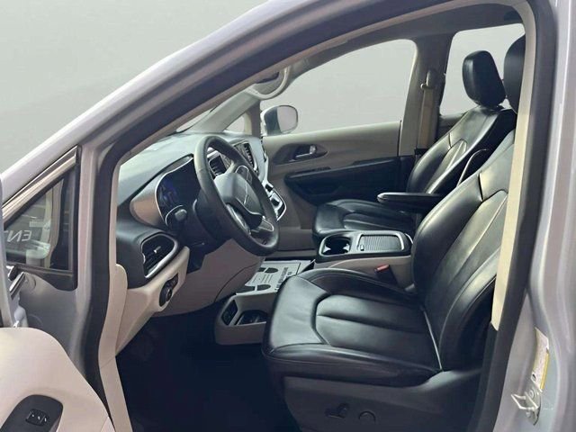 Used 2023 Chrysler Pacifica Touring-L image 7