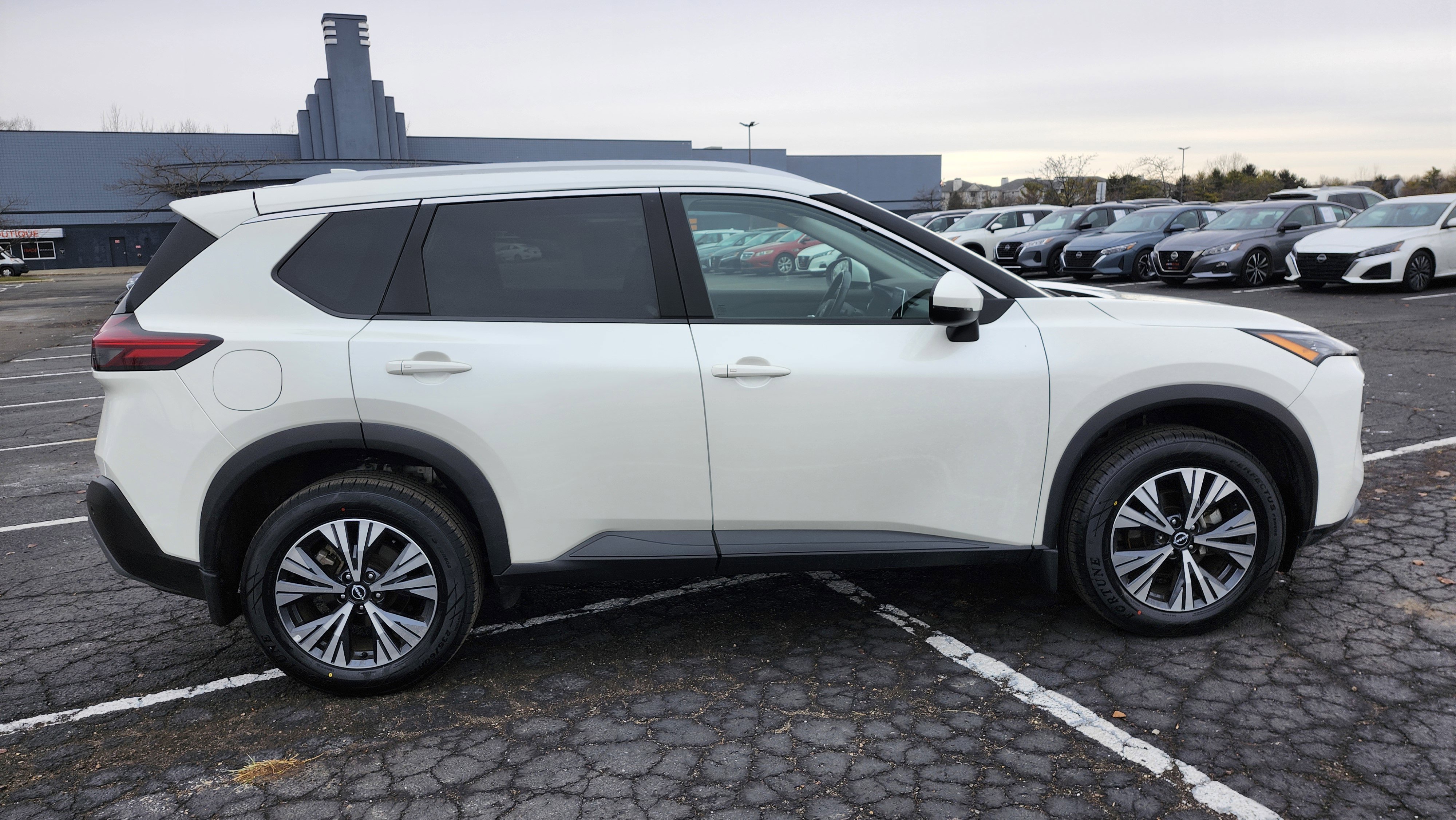Used 2023 Nissan Rogue SV w/ SV Premium Package image 18