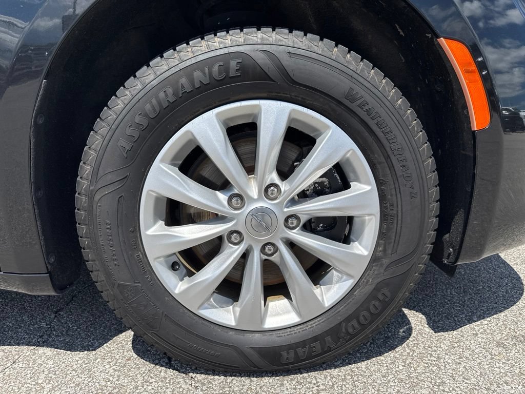 Used 2017 Chrysler Pacifica Touring FWD image 42