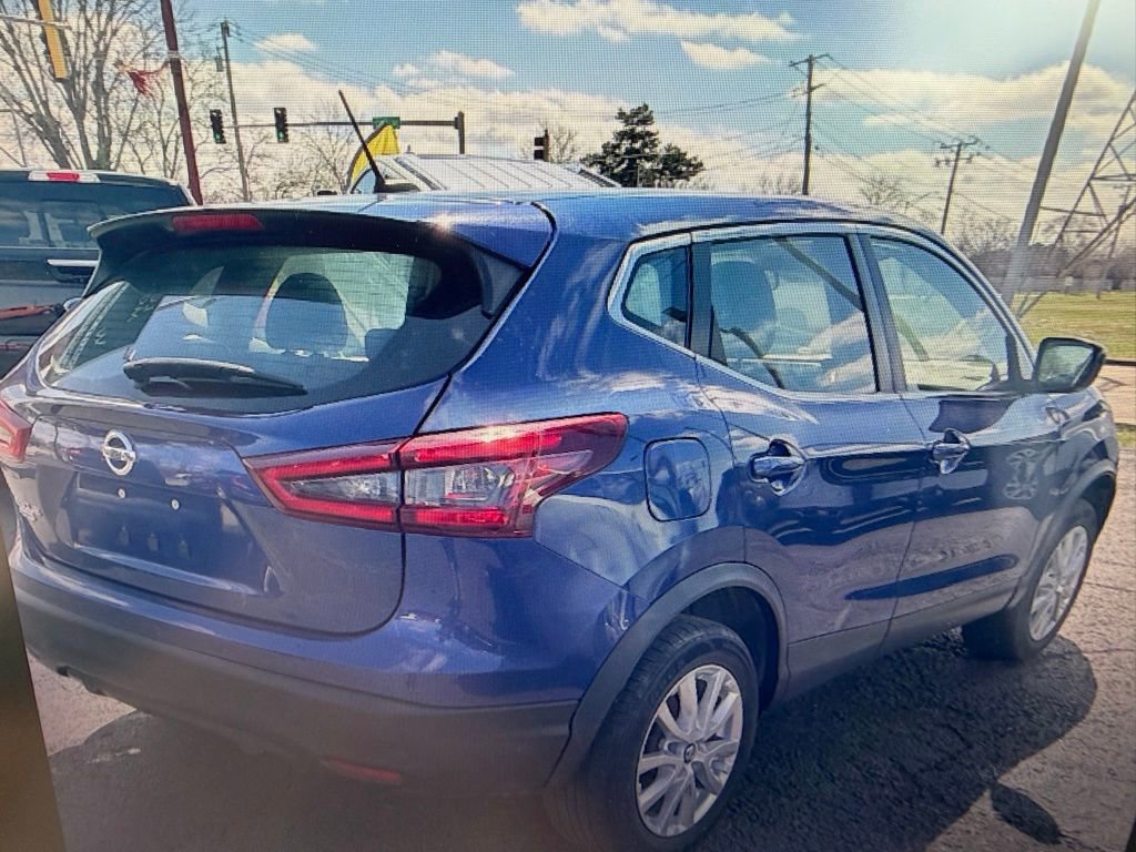 Used 2022 Nissan Rogue Sport S image 2
