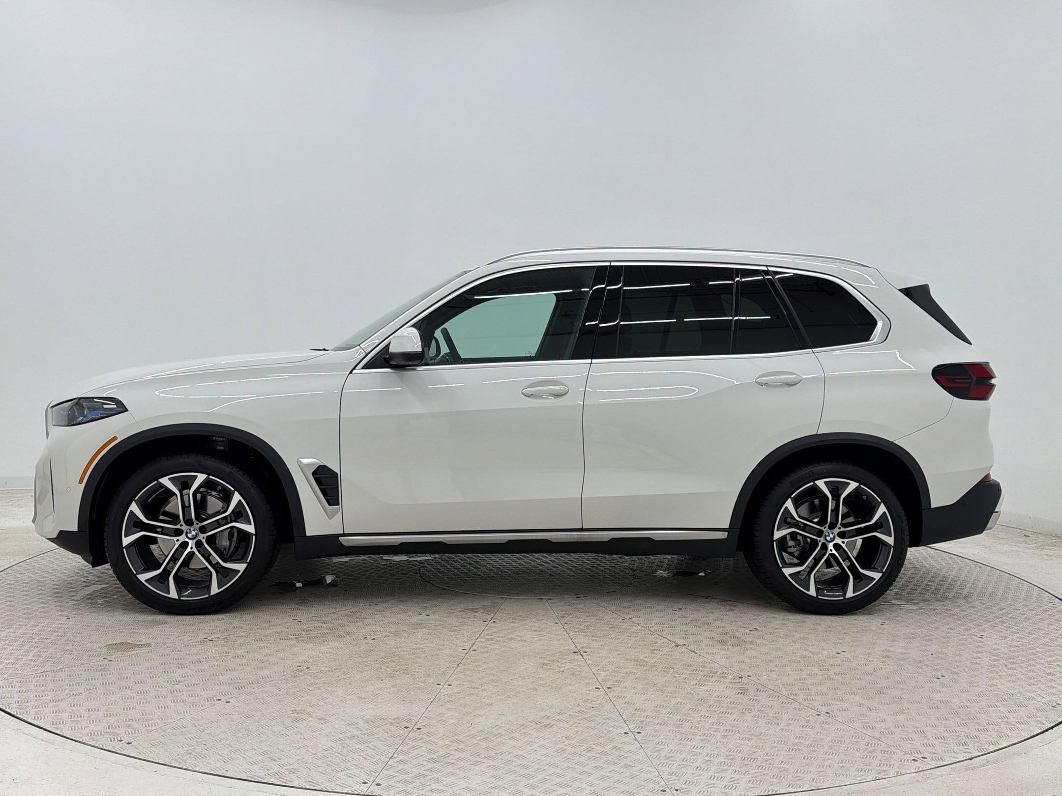 Certified 2026 BMW X5 xDrive40i w/ Climate Comfort Package AWD/4WD image 2