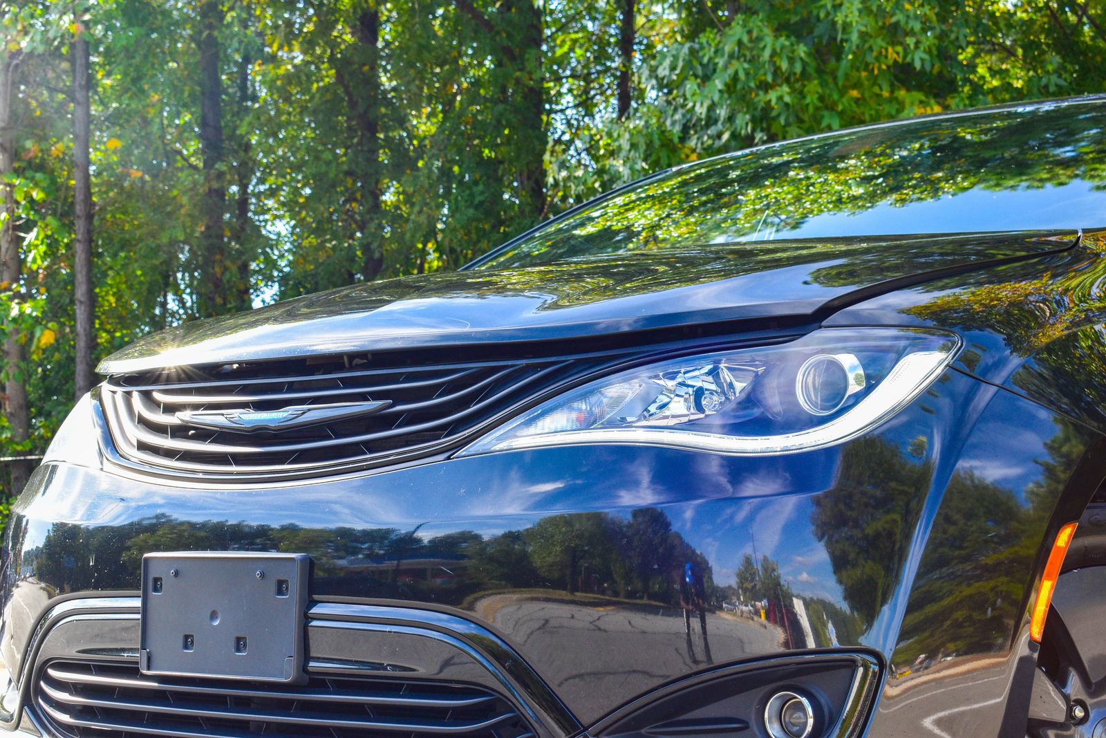 Used 2019 Chrysler Pacifica Limited w/ S Appearance Package image 3