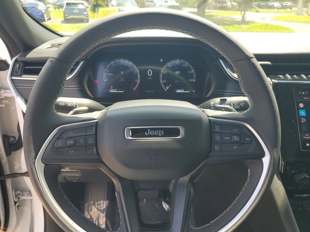 Used 2025 Jeep Grand Cherokee Laredo X w/ Luxury Tech Group I AWD/4WD image 11