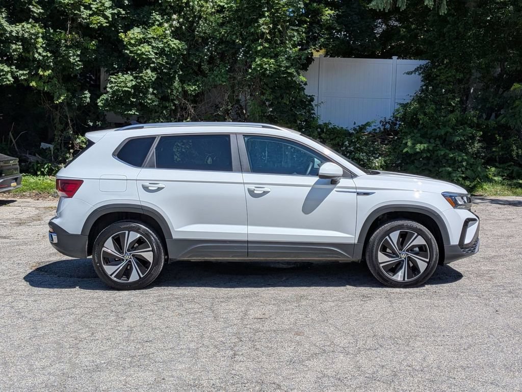 Used 2023 Volkswagen Taos SE w/ Panoramic Sunroof Package AWD/4WD image 2