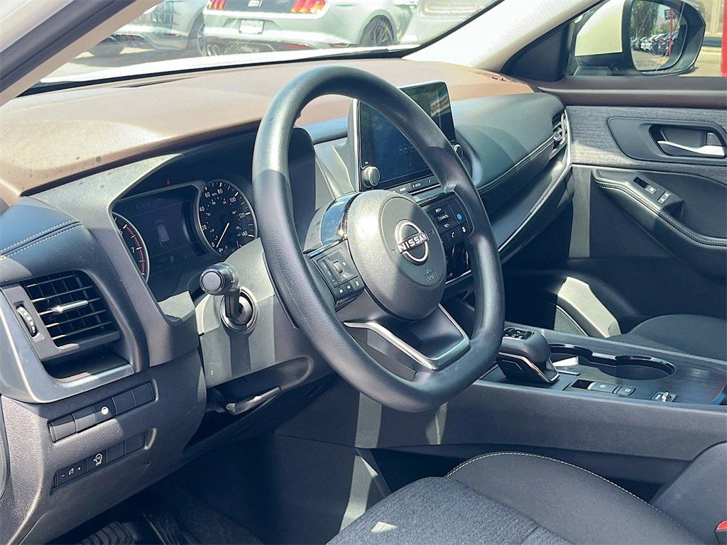 Used 2023 Nissan Rogue SV image 9