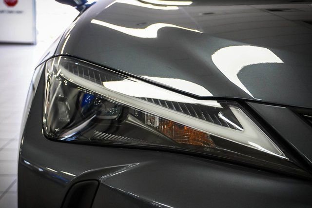 Certified 2025 Lexus UX 300h FWD w/ Accessory Package (Z2) image 29
