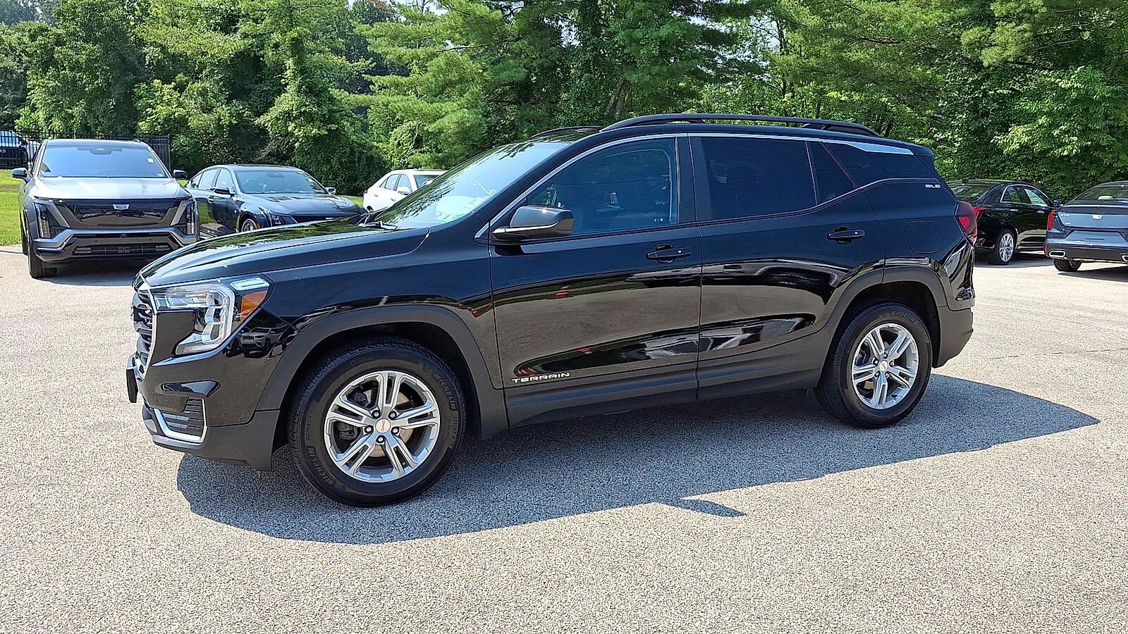 Used 2024 GMC Terrain SLE w/ Driver Convenience Package FWD image 5