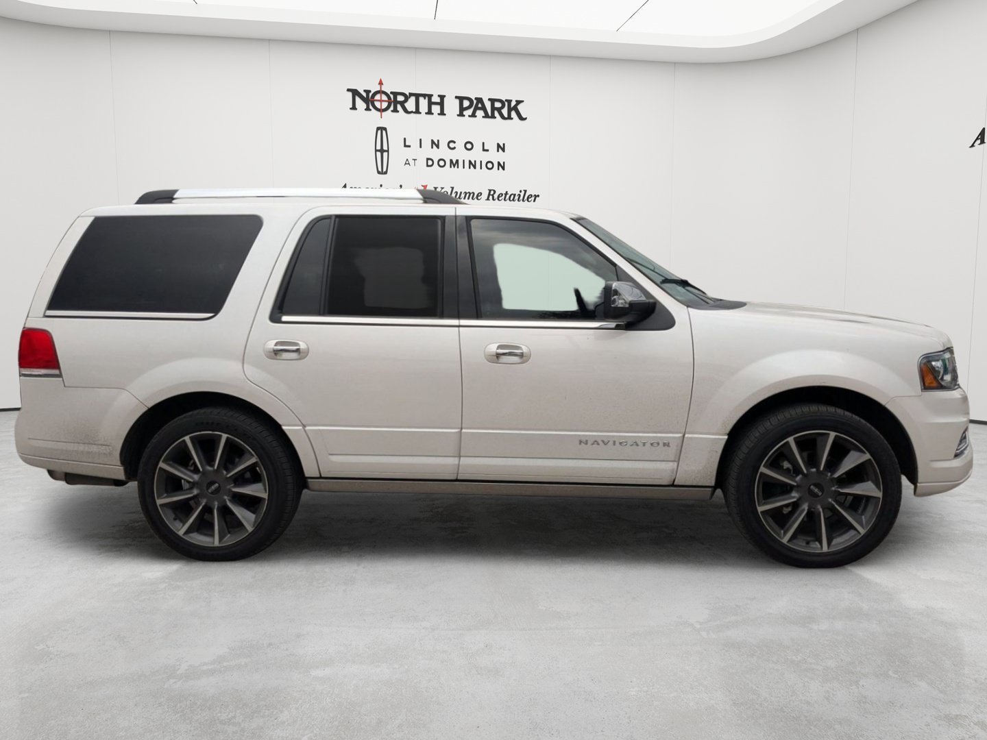 Used 2017 Lincoln Navigator Reserve RWD image 2