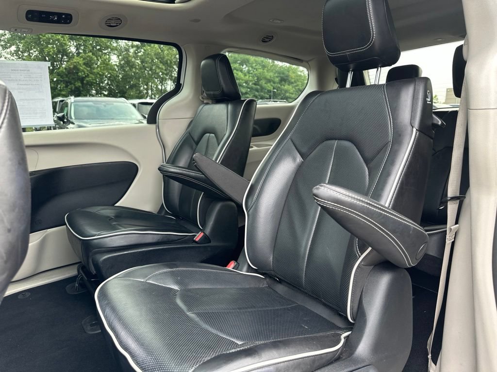Used 2023 Chrysler Pacifica Limited FWD image 36