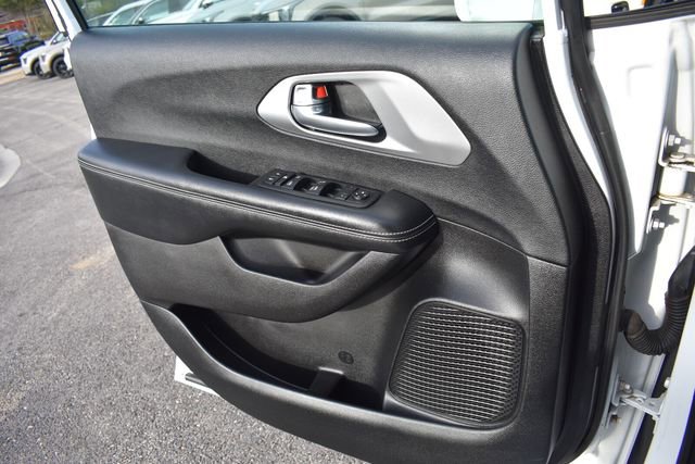 Used 2019 Chrysler Pacifica Touring Plus w/ S Appearance Package FWD image 36