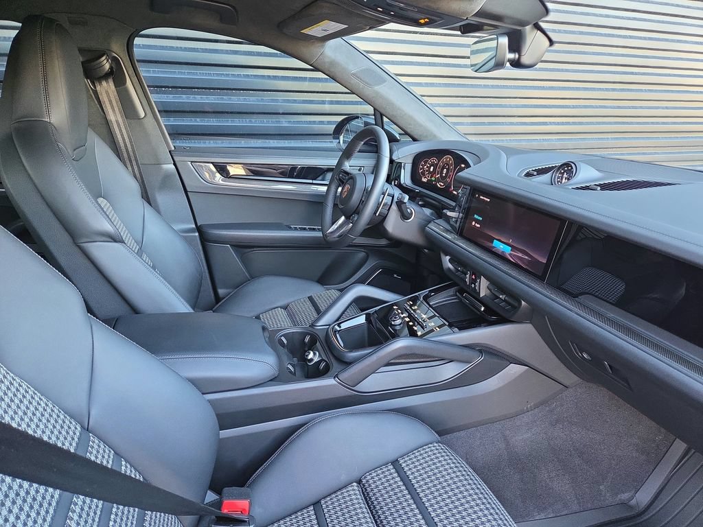Certified 2026 Porsche Cayenne GTS AWD/4WD image 17