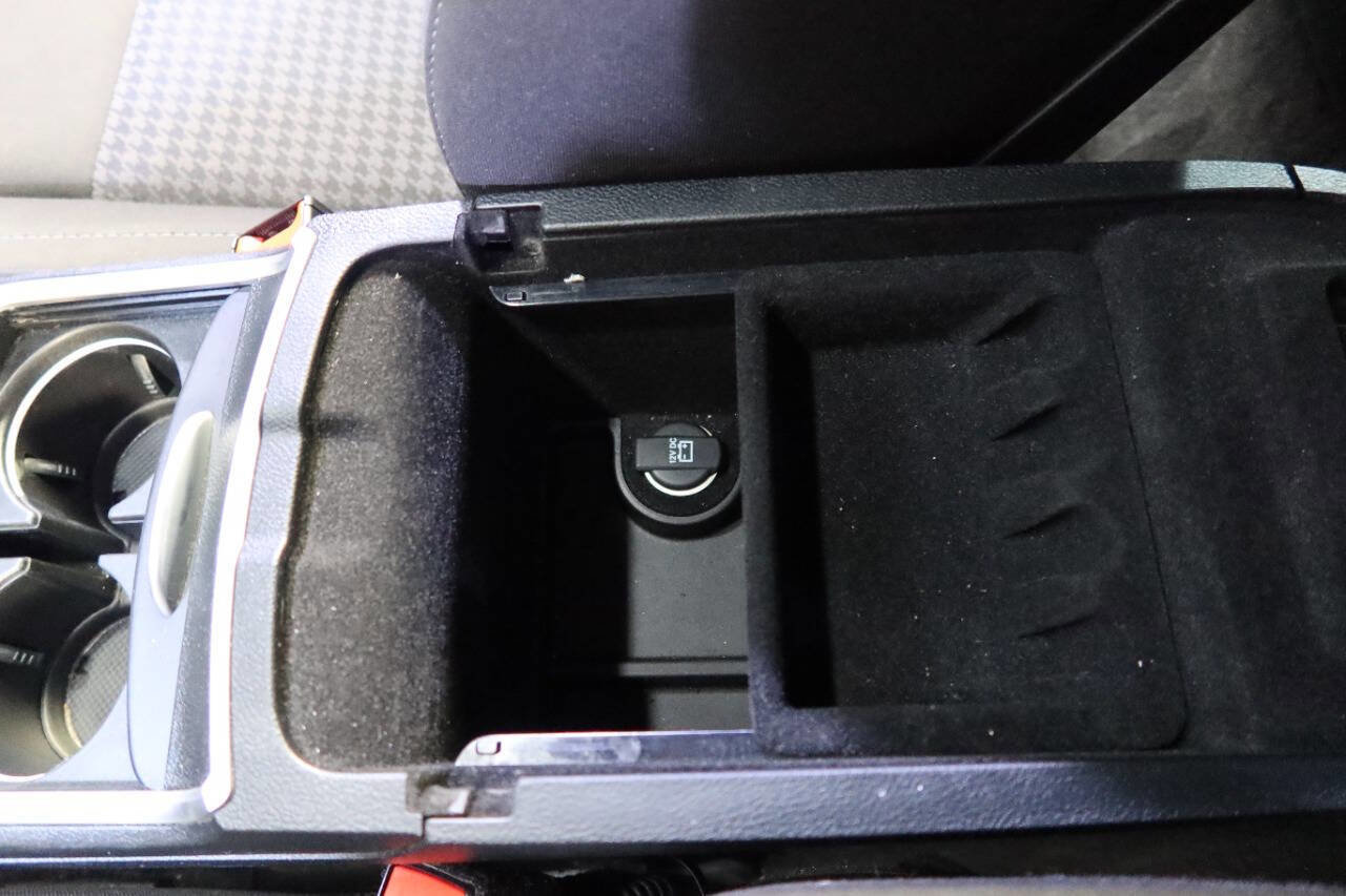 Used 2017 Dodge Charger SXT w/ Rallye Group image 34